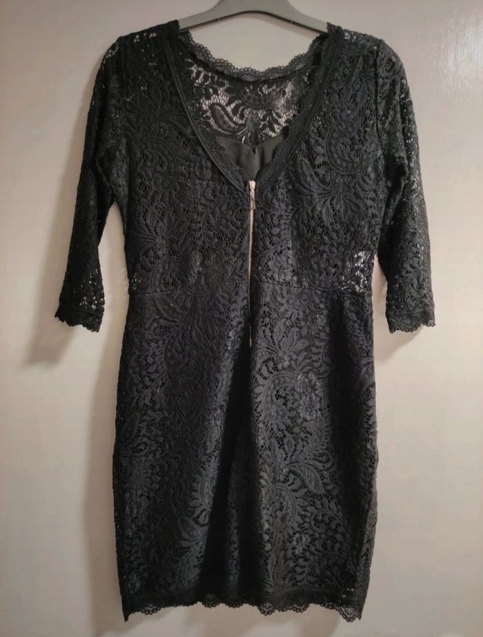 Robe noire en dentelle - photo numéro 2