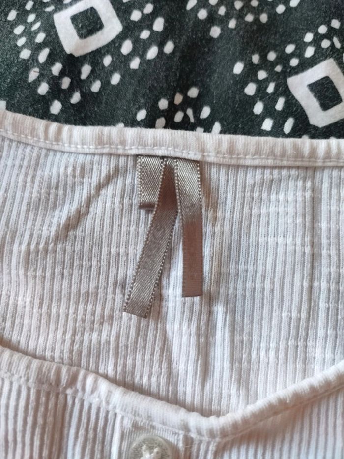 T-shirt blanc court avec bouton - photo numéro 4