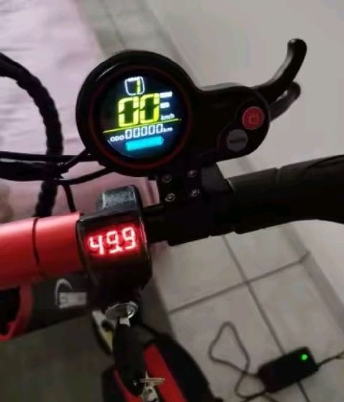 Trottinette électrique  puissant  1000 Watt 45 km/h 90 km d'autonomie neuve avec étiquette première main jamais été utilisée  siège démontable - photo numéro 4