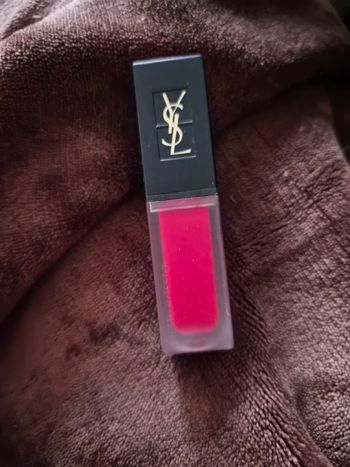 Rouge à lèvres Tatouage couture velvet cream 205 de Yves Saint Laurent 