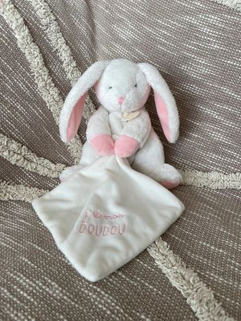 Peluche mouchoir 20cm doudou et compagnie lapin blanc et rose très bon état
