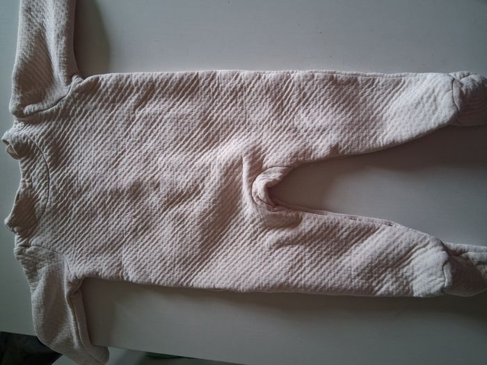 Pyjama matelassé rose clair, motifs Tic et Tac de Disney avec ouverture par devant de marque C&A - photo numéro 2