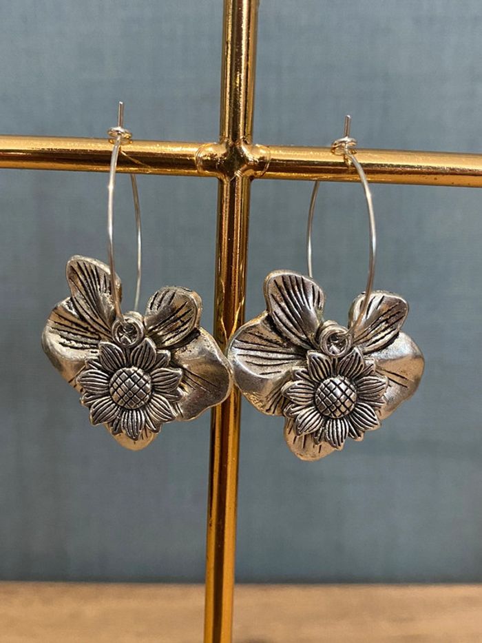 Paire de boucles d’oreilles créoles fleurs acier