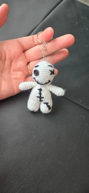 Porte clef amigurimi zombie noir et blanc neuf