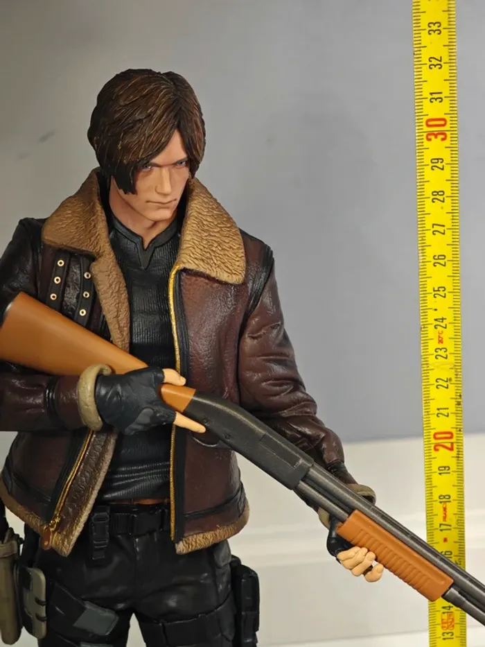 Figurine Resident Evil 4 : Leon 32cm neuve sans boîte - photo numéro 15