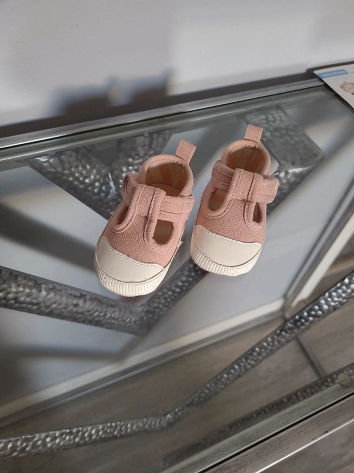 Paire de chaussures sandales rose fille