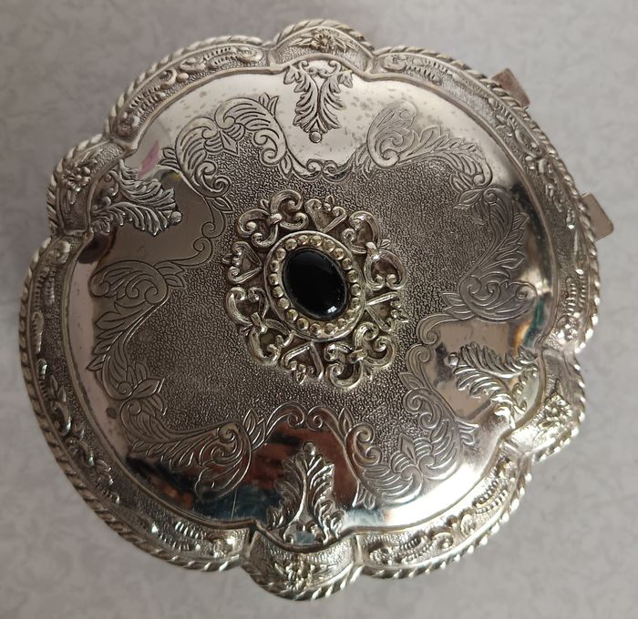 🍀Ancienne Grande boite à bijoux métal argenté ronde diamètre 17cm - photo numéro 2