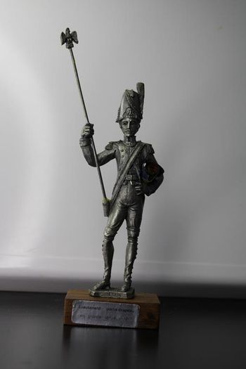 Figurine lieutenant porte drapeau