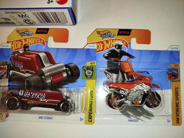 Hot Wheels Lot Let'Race 8 Pack Netflix Plus Planche a  Stickers et Coloriage Gt Scrotcher - photo numéro 5