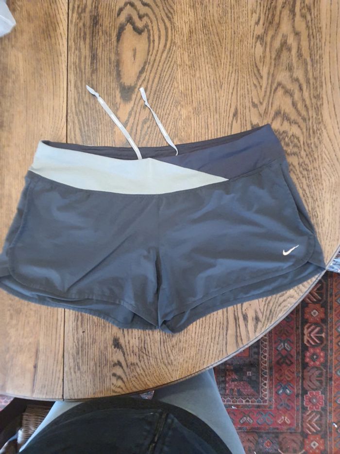 Short sport femme Nike Running taille L noir/gris