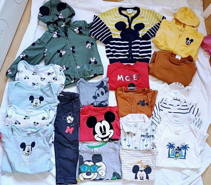 Lot de vêtements Disney 24 mois