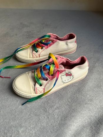 Paire de baskets hello kitty pour enfant Blanche pailletée et rose Avec lacets arc en ciel Taille 29