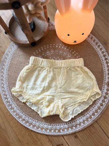 Short jaune dentelle