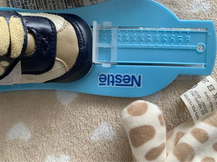 Lot chaussons noirs t18 et baskets bebe t21😺 - photo numéro 11