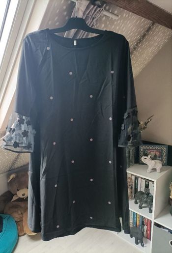 Robe noir à poids et fleur