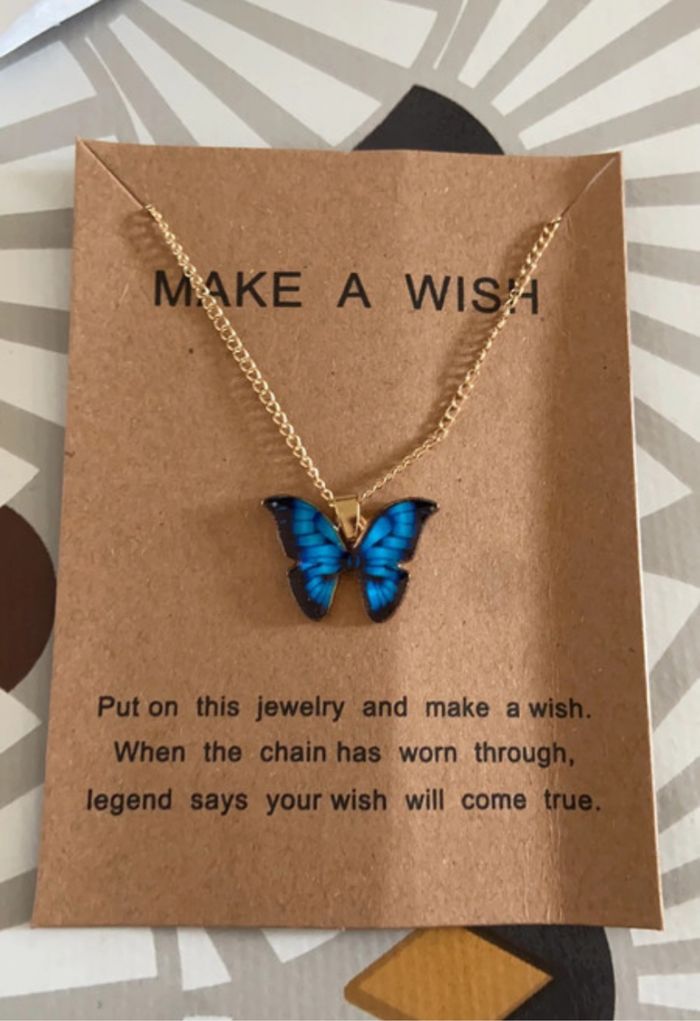 Collier papillon bleu