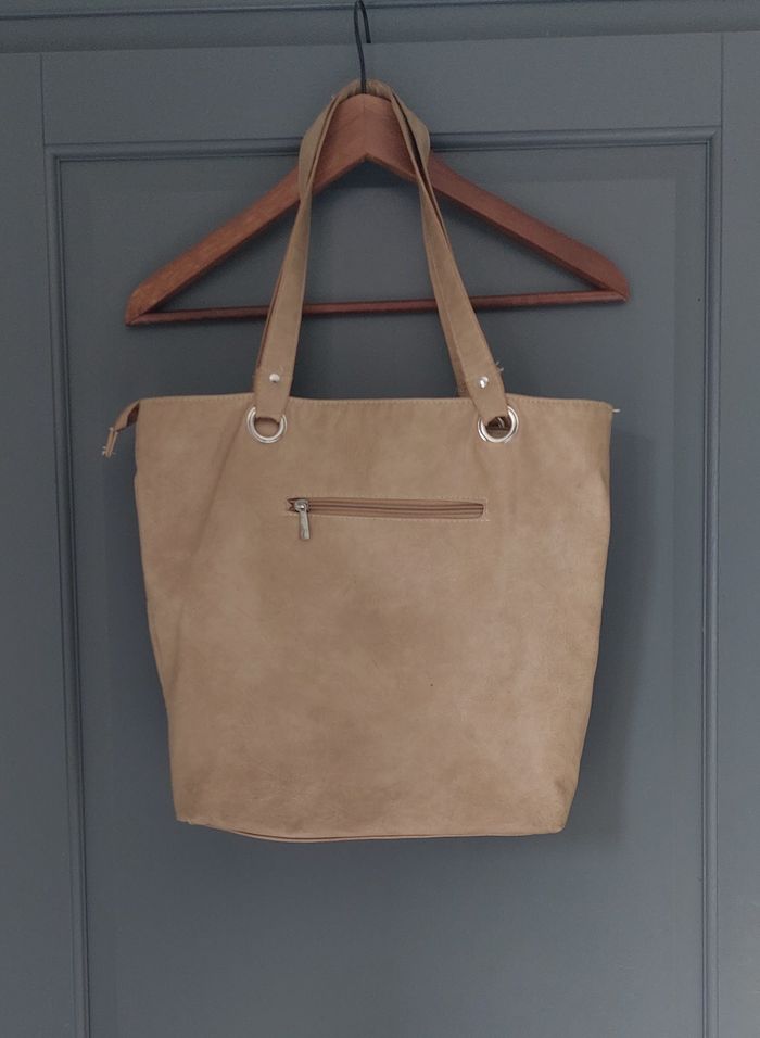 Sac à main marron clair avec une poche centrale - photo numéro 4