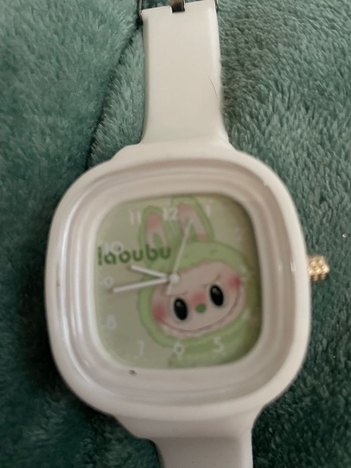 Montre Labubu tendance blanche avec fond vert menthe très classe