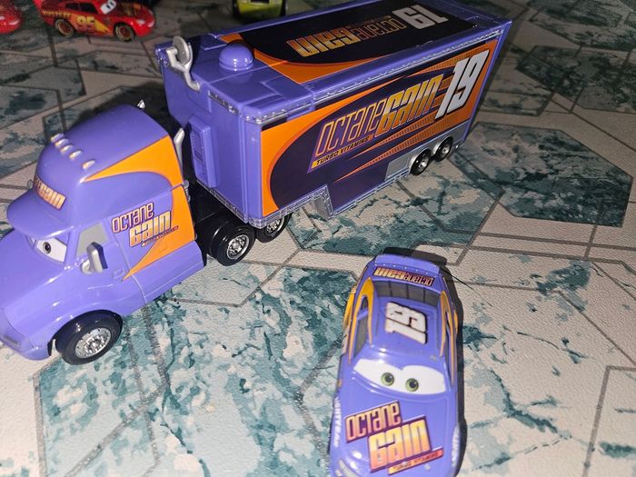 Disney Pixar Cars véhicule Camion Transporteur octane gain 19 + voiture cars - photo numéro 4