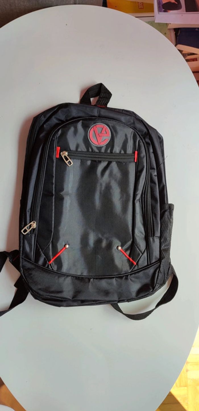 Sac à dos noir avec 3 compartiments