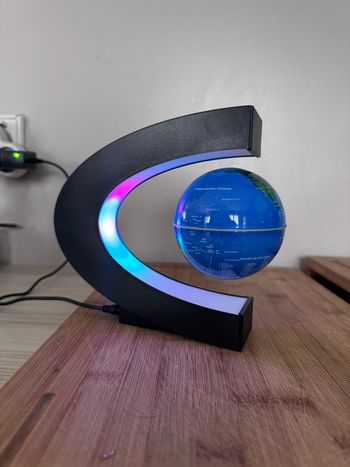 Lampe veilleuse avec planète en lévitation 