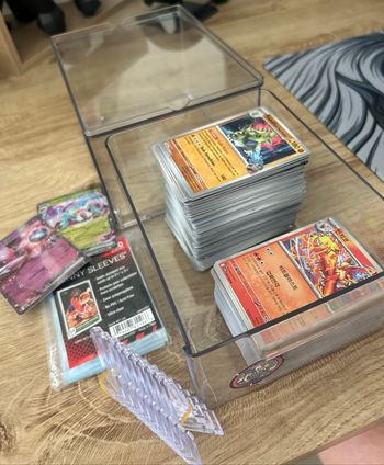 Lot cartes Pokemon + boite de rangement + accessoires