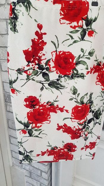 Jupe mi longue blanche imprimée fleurs rouge