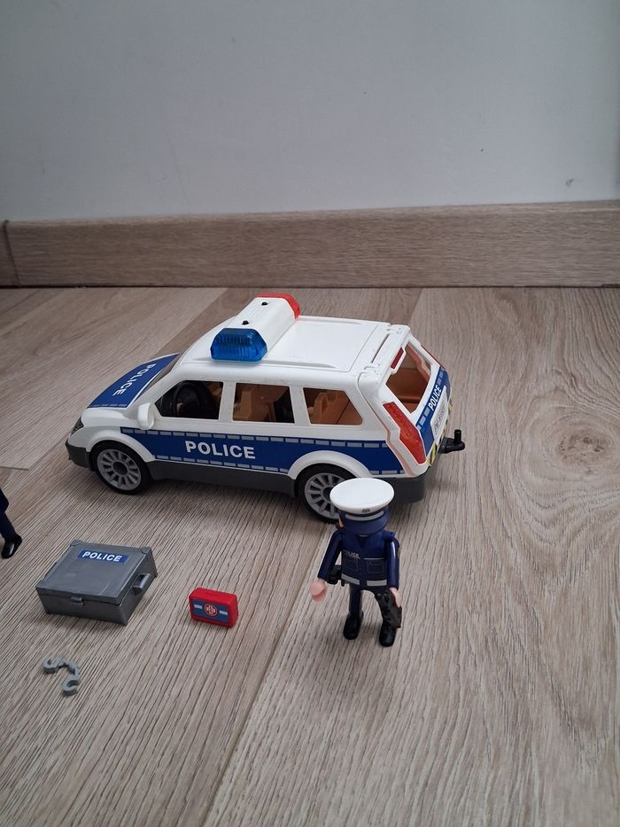 Voiture de police avec sirène et gyrophare - photo numéro 3