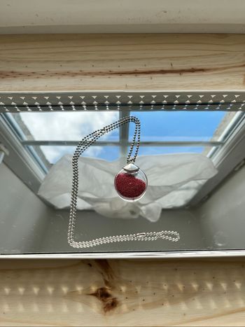 Collier argenté pendentif en verre transparent avec billes bordeaux TBE 📿