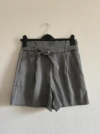 Short gris à carreaux