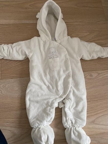 Combinaison hiver 1 mois blanc avec gants intégrés