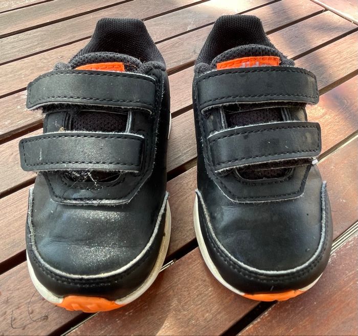 👟 Baskets Adidas bébé taille 21 en très bon état - photo numéro 2