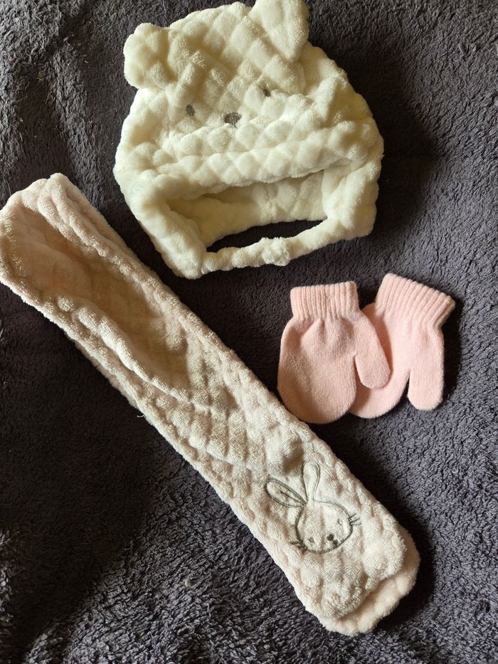 Lot bonnet écharpes gant 1-3 mois