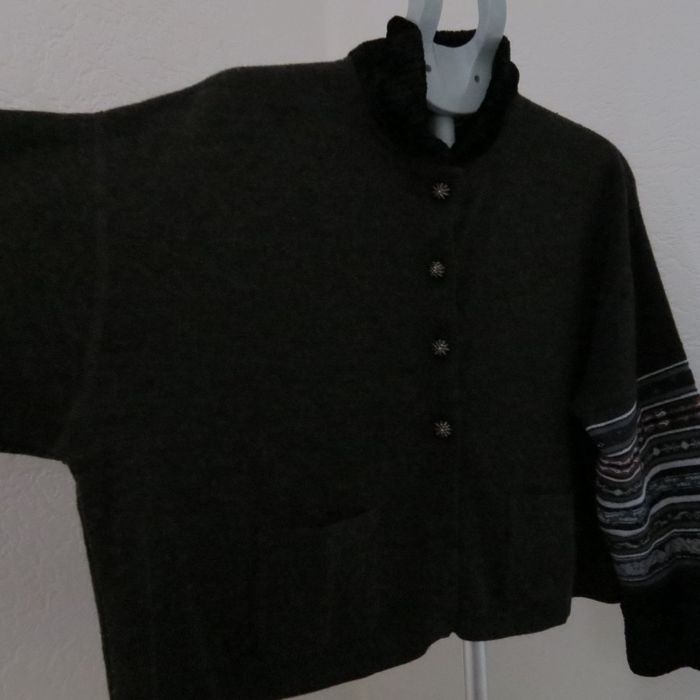 ✨ Cardigan cosy avec superbes boutons et manches à motif – unique & stylé ! ✨ - photo numéro 4