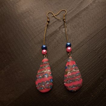 Boucles d'oreilles pendante en pâte polymere multicolore rose