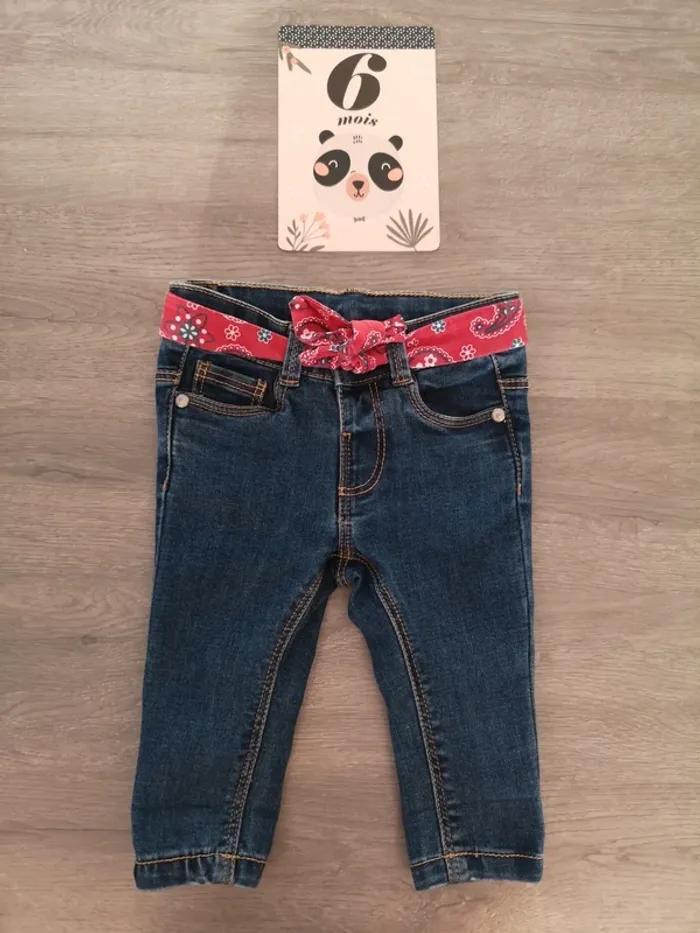 Jean avec ceinture rouge fleurie 6 mois