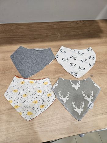 Lot de 4 bavoirs éponge 