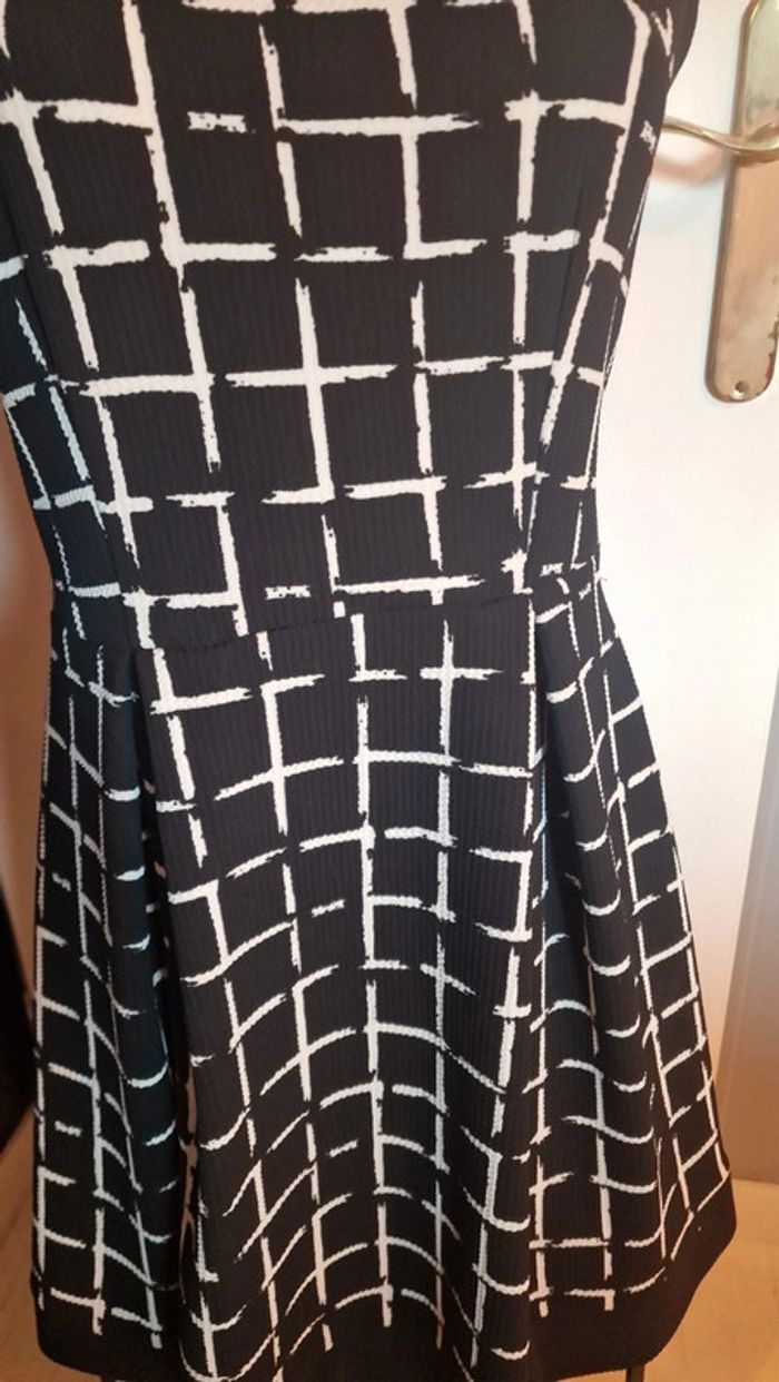 Robe noir et blanc manche courte - photo numéro 3