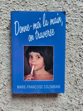Livre relié "Donne-moi la main, on traverse" de Marie-Françoise Colombani