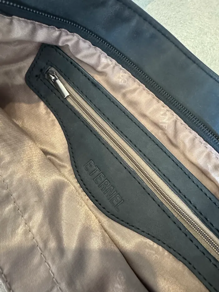 Sac à main noir Eternel bon état mais il ya des petits défauts, 30*35cm - photo numéro 5
