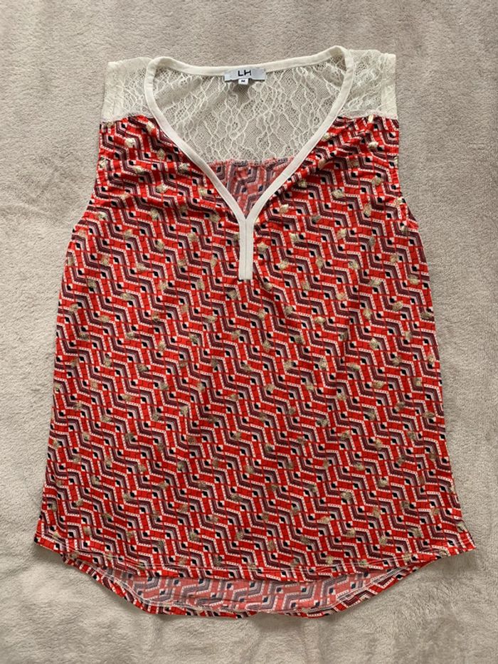 Haut rouge à dentelle