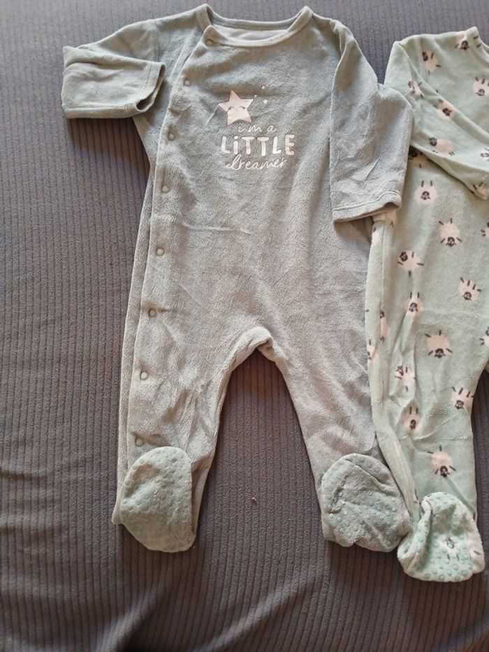 Pyjamas une pièce - photo numéro 2