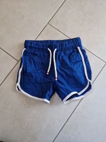 Short bleu