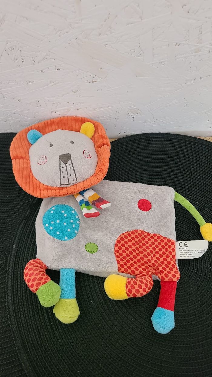 Lion NICOTOY doudou plat beige, rouge, bleu crinière orange