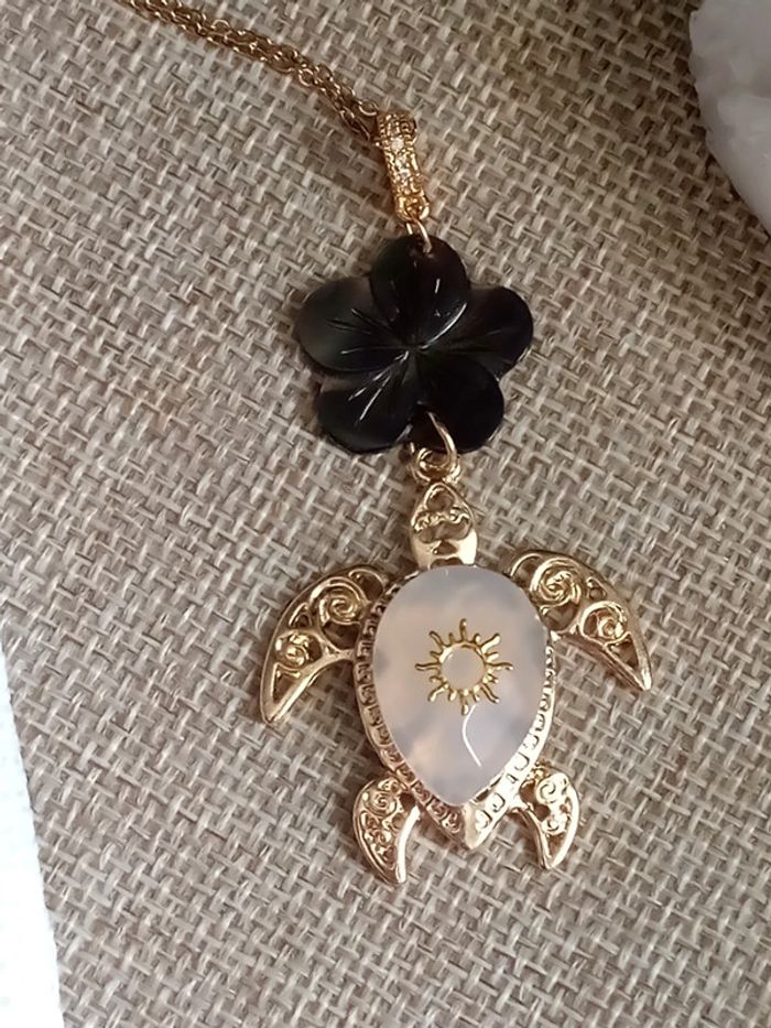 Collier tortue cristal de roche et fleur de n'a'c'r'e grise naturelle