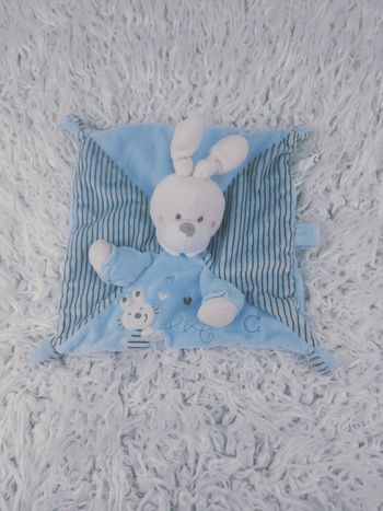 Doudou mouchoir lapin bleu avec attache tétine marque Kiabi 🎅