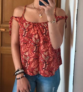 Top rouge épaules dénudées