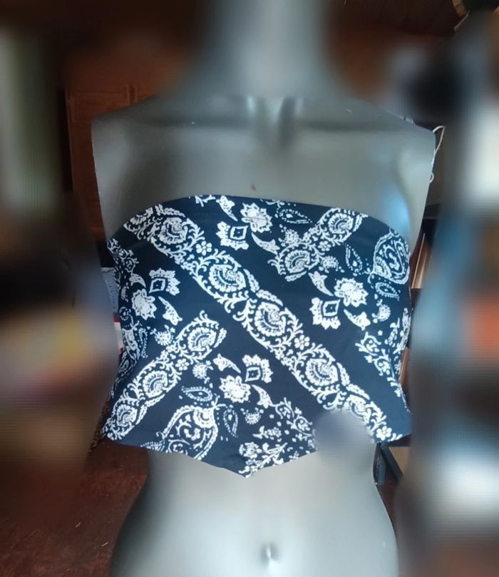 Top court bustier sans manches épaules dénudées