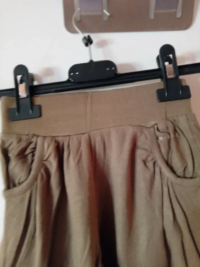Joli pantalon léger kaki. 4 ans - photo numéro 2