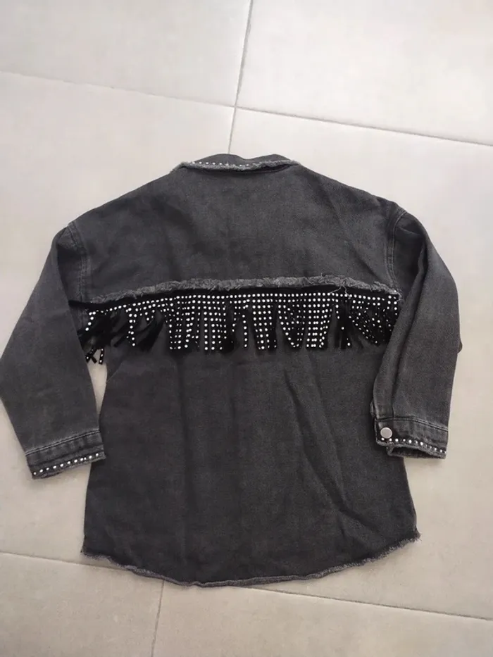 T6 sobrecamisa vaquera negra de Zara niña